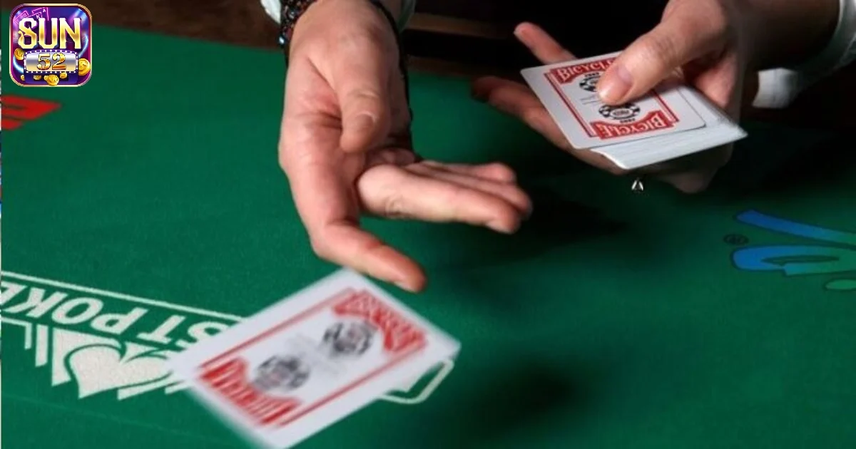 Cách chia bài poker: Quy tắc và hướng dẫn chi tiết